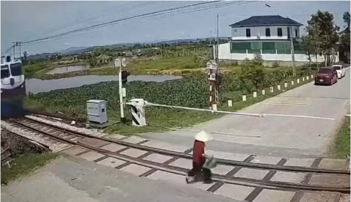 Đi bắt ốc băng qua đường ngang, cụ bà 86 tuổi bị tàu tông tử vong
